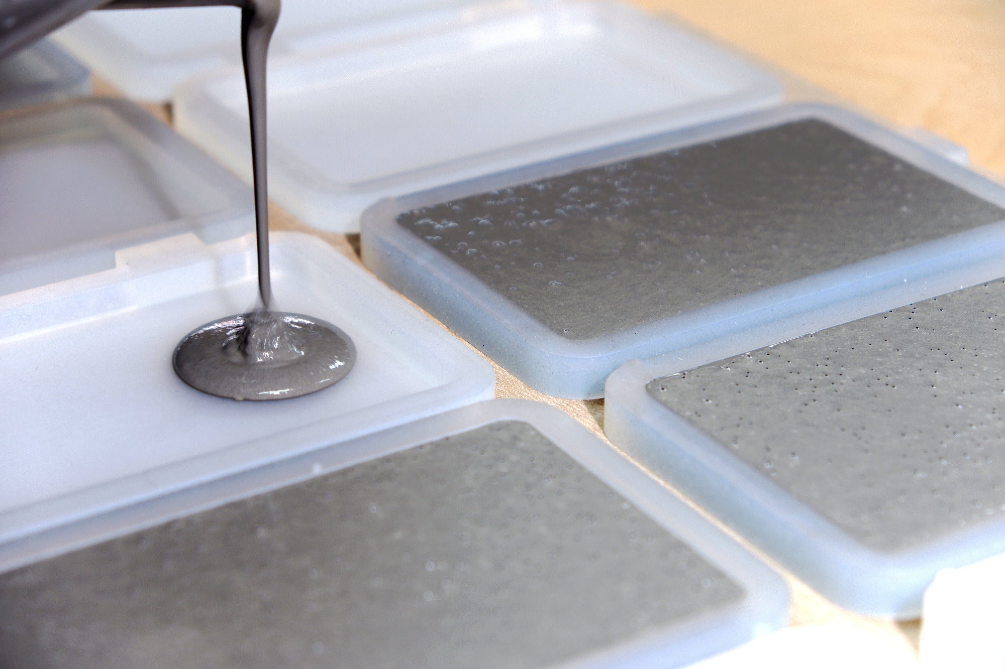 Wir gießen jeden brique NFC Aufsteller von Hand.