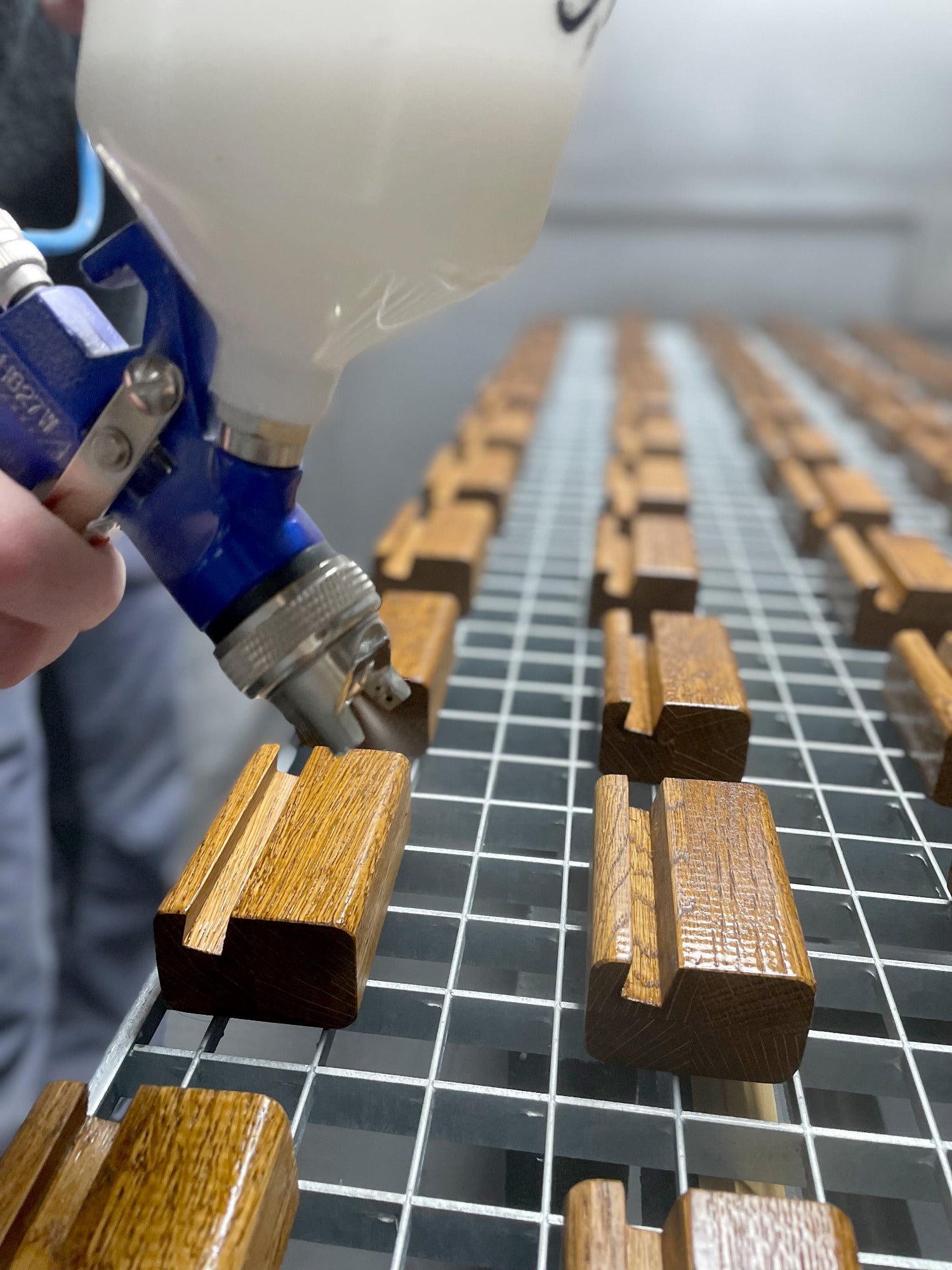 Die Holzständer für den NFC Aufsteller brique mit QR Code werden für eine pflegeleichte Oberfläche versiegelt und lackiert.