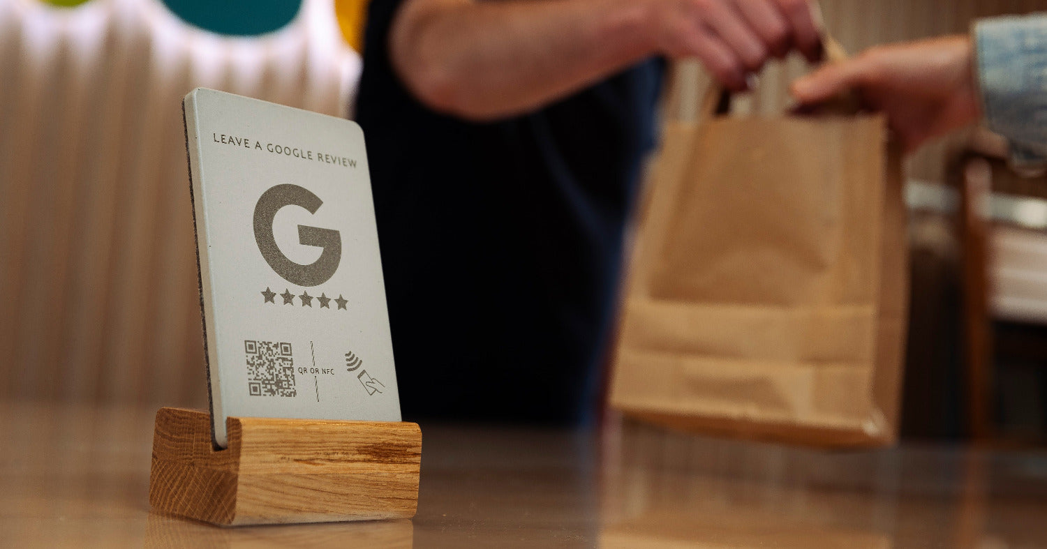 Der Google Bewertung Aufsteller mit NFC und QR Code von brique sammelt zuverlässig positive Bewertungen von Kundinnen und Kunden.