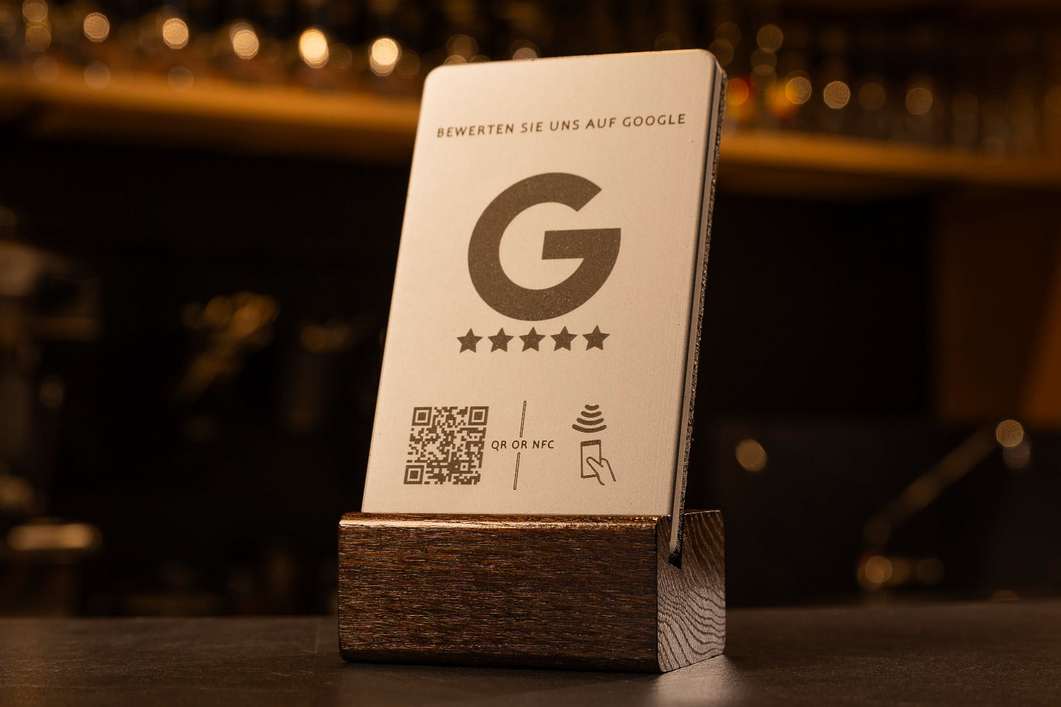 brique Google Bewertung Aufsteller (NFC) mit QR Code im modernen und zeitlosen Look. Er besteht aus Beton und Eichenholz.