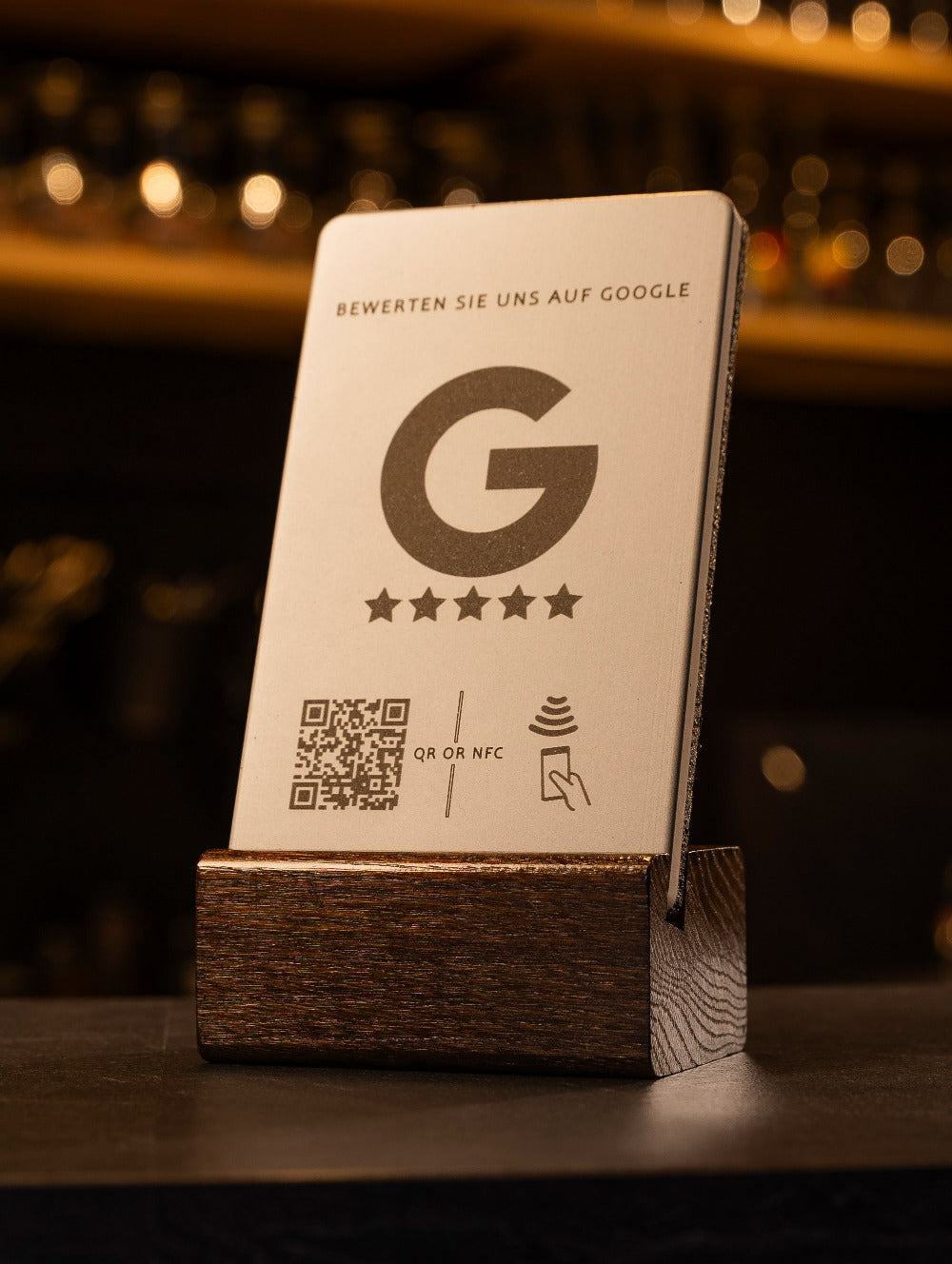brique Google Bewertung Aufsteller (NFC) mit QR Code im modernen und zeitlosen Look. Er besteht aus Beton und Eichenholz.