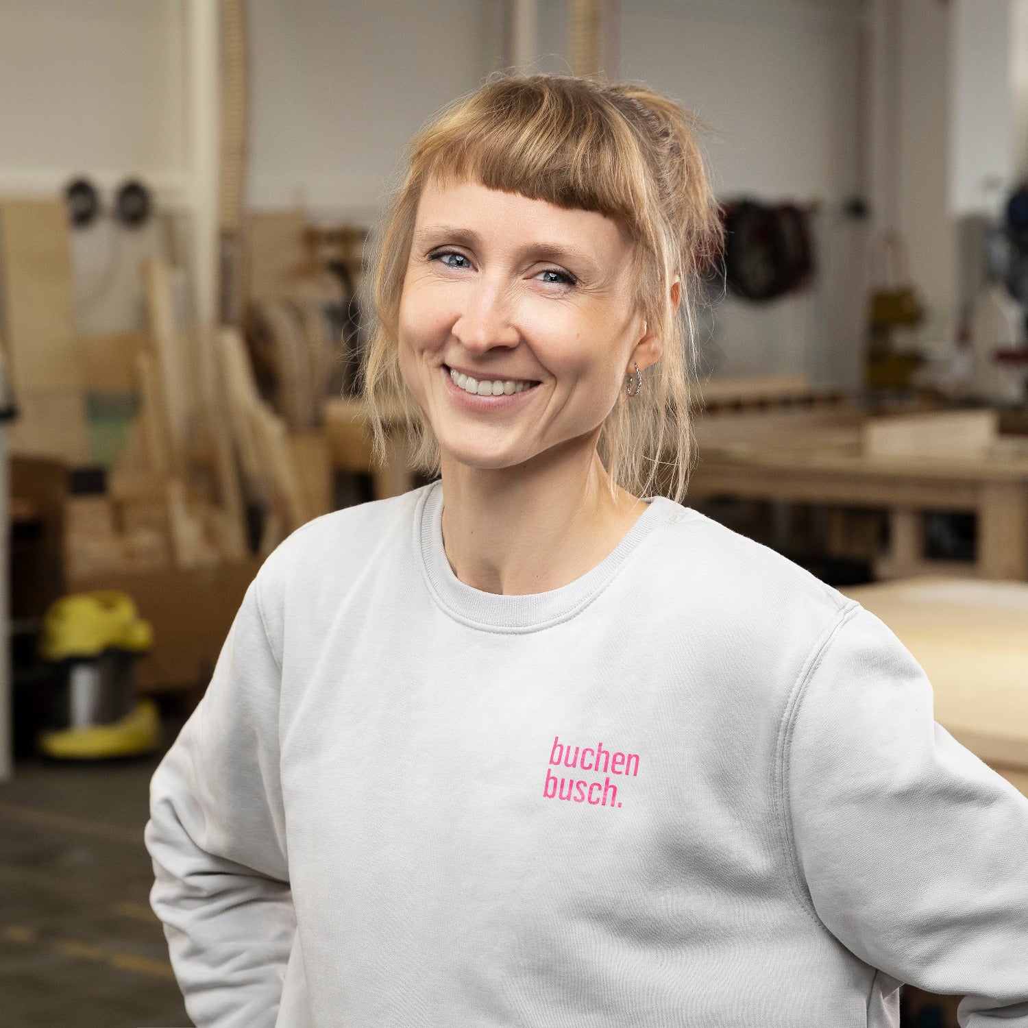 Sarah Poley Designerin von brique - Experte für NFC Aufsteller aus Beton