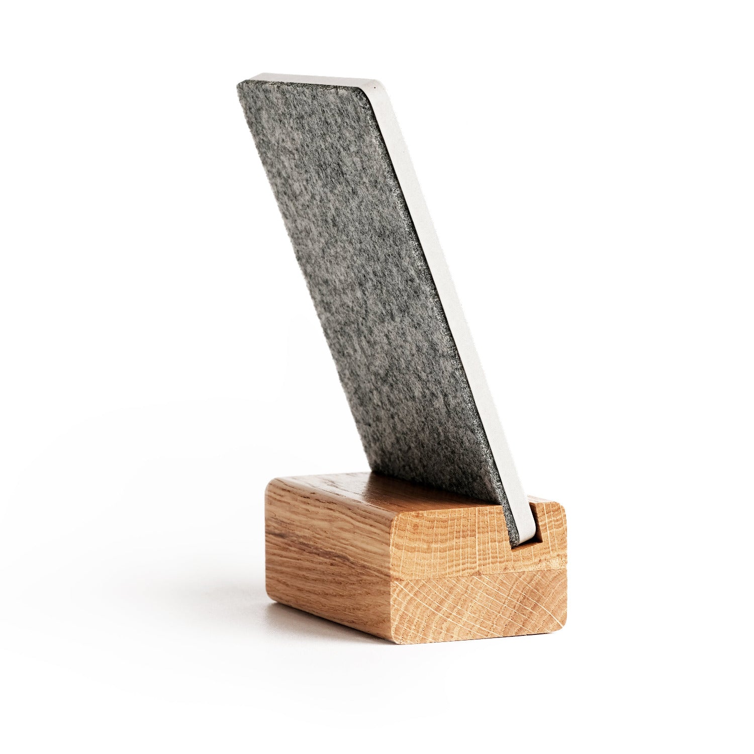 Brique NFC Aufsteller mit Holzfuß aus heller Eiche. Rückseite aus Filz.