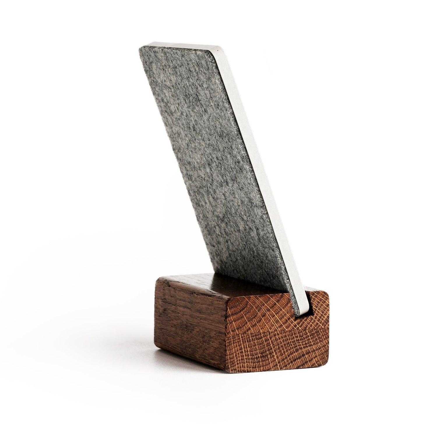 Brique NFC Aufsteller mit Holzfuß aus dunkler Eiche. Rückseite aus Filz.