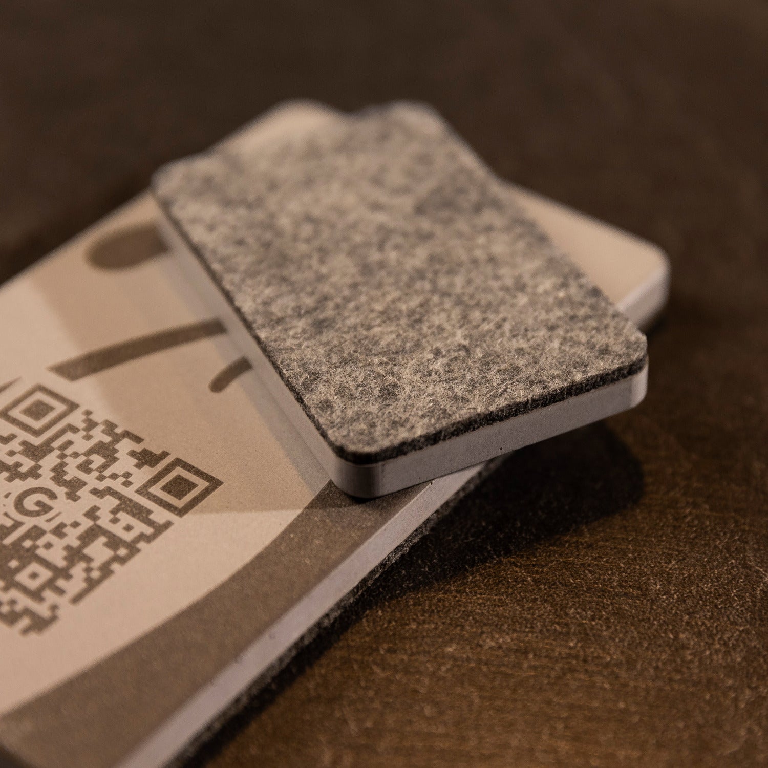 Die Unterseite des NFC Aufstellers von brique besteht aus Filz, das Untergründe schont.