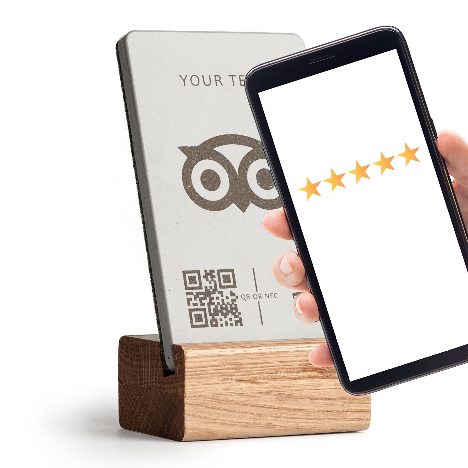 Ihr Smartphone an den brique NFC Aufsteller halten und unmittelbar öffnet sich der Link zu Ihrem Tripadvisor Bewertungsprofil. Mit Holzfuß aus heller Eiche.