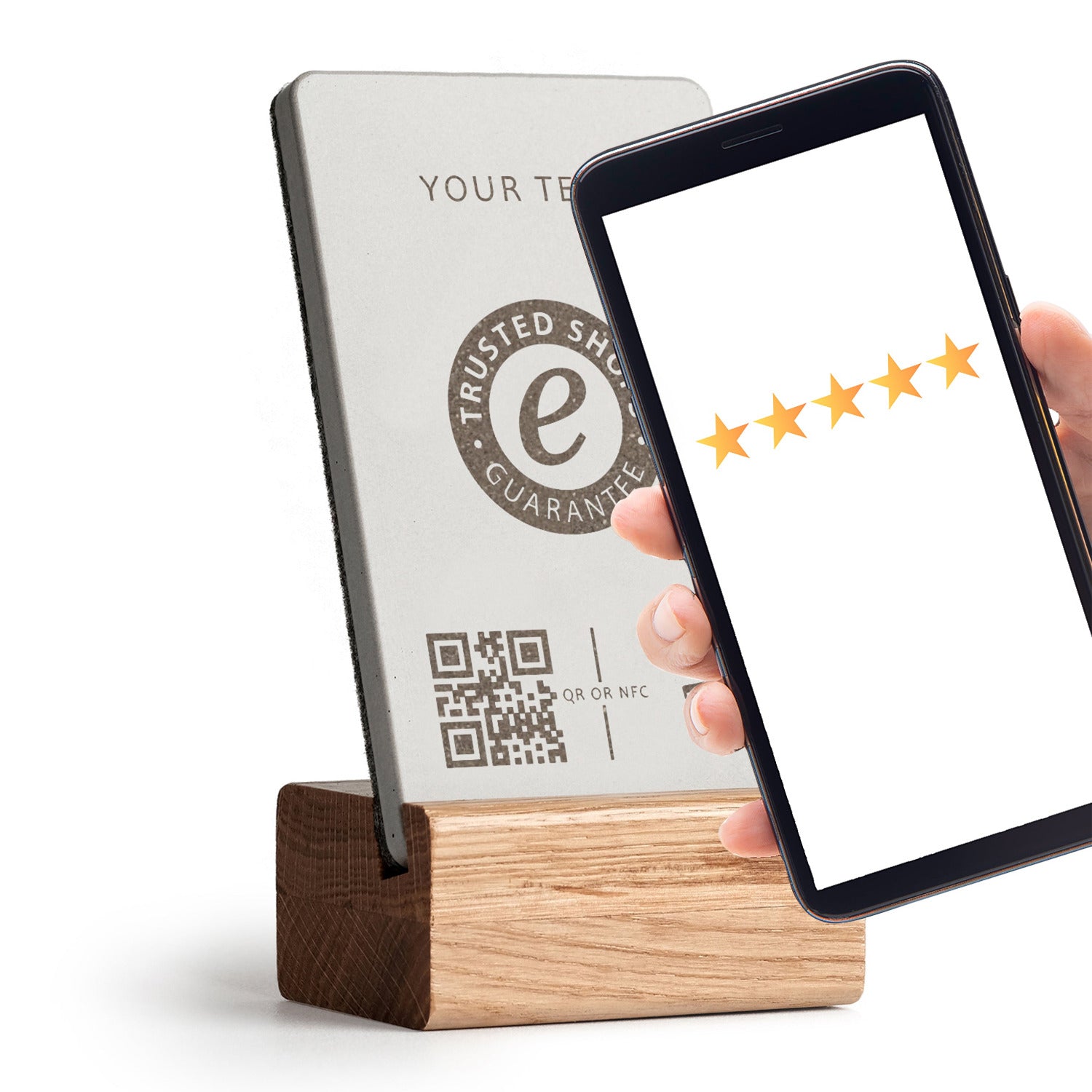 Ihr Smartphone an den brique NFC Aufsteller halten und unmittelbar öffnet sich Ihr Trusted Shops Profil. Mit Holzfuß aus heller Eiche.