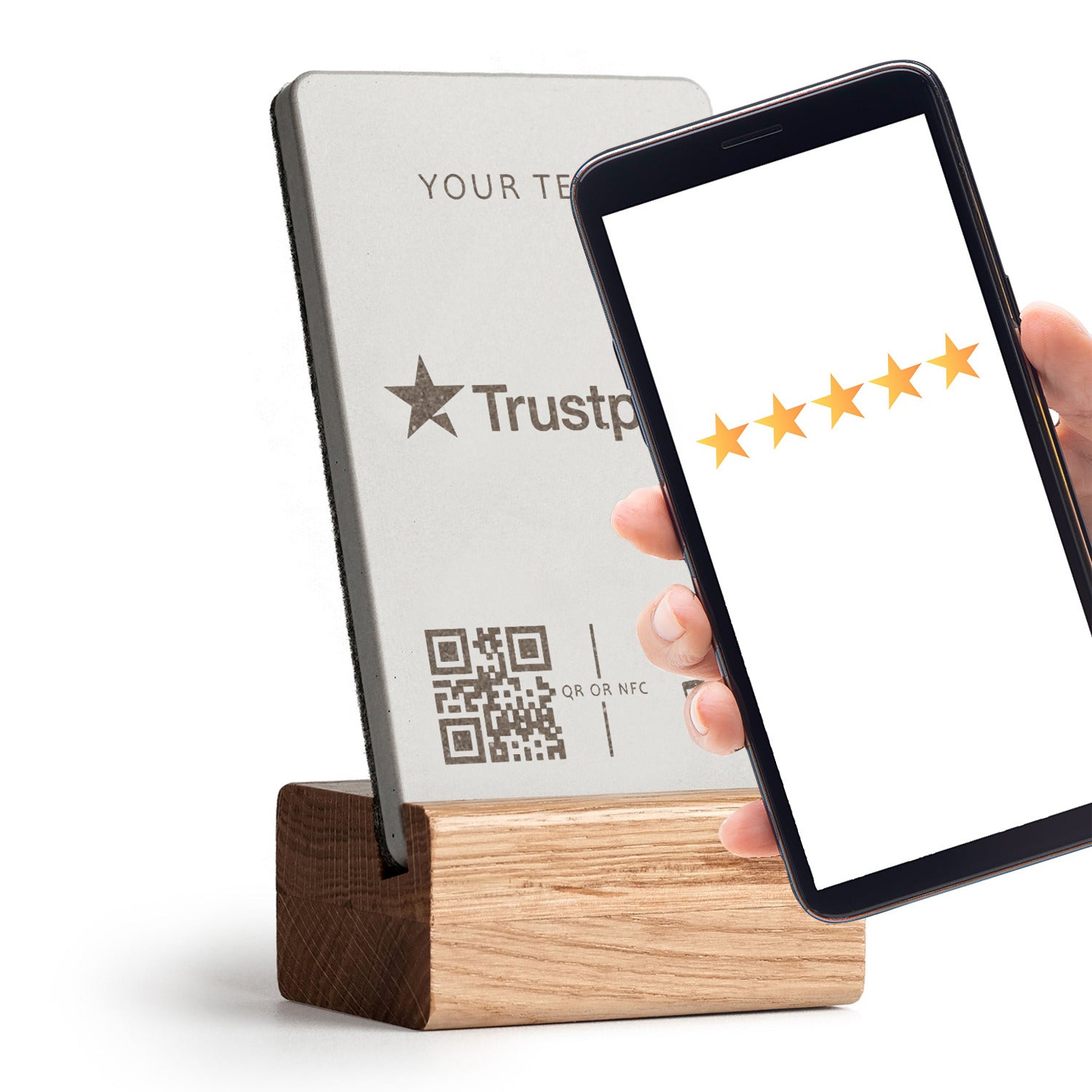 Ihr Smartphone an den brique NFC Aufsteller halten und unmittelbar öffnet sich Ihr Trustpilot Profil. Mit Holzfuß aus heller Eiche.
