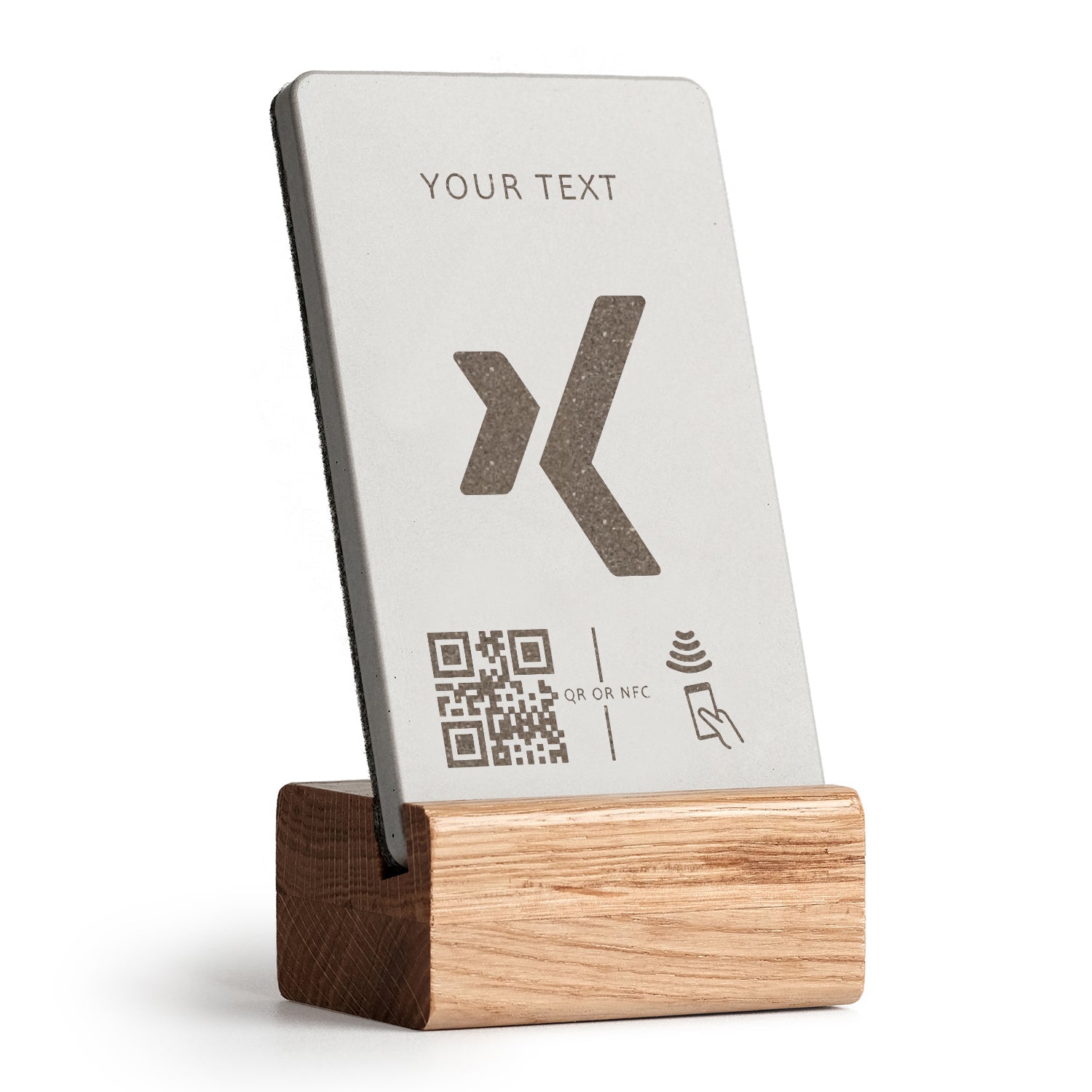 brique NFC Aufsteller mit QR Code Xing mit Holzfuß aus heller Eiche.