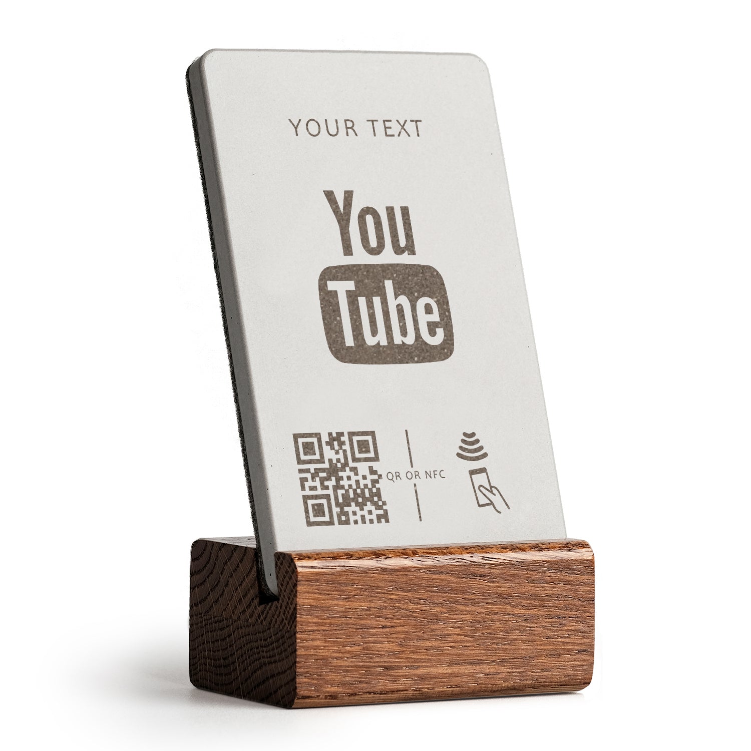 brique NFC Aufsteller mit QR Code YouTube mit Holzfuß aus dunkler Eiche.