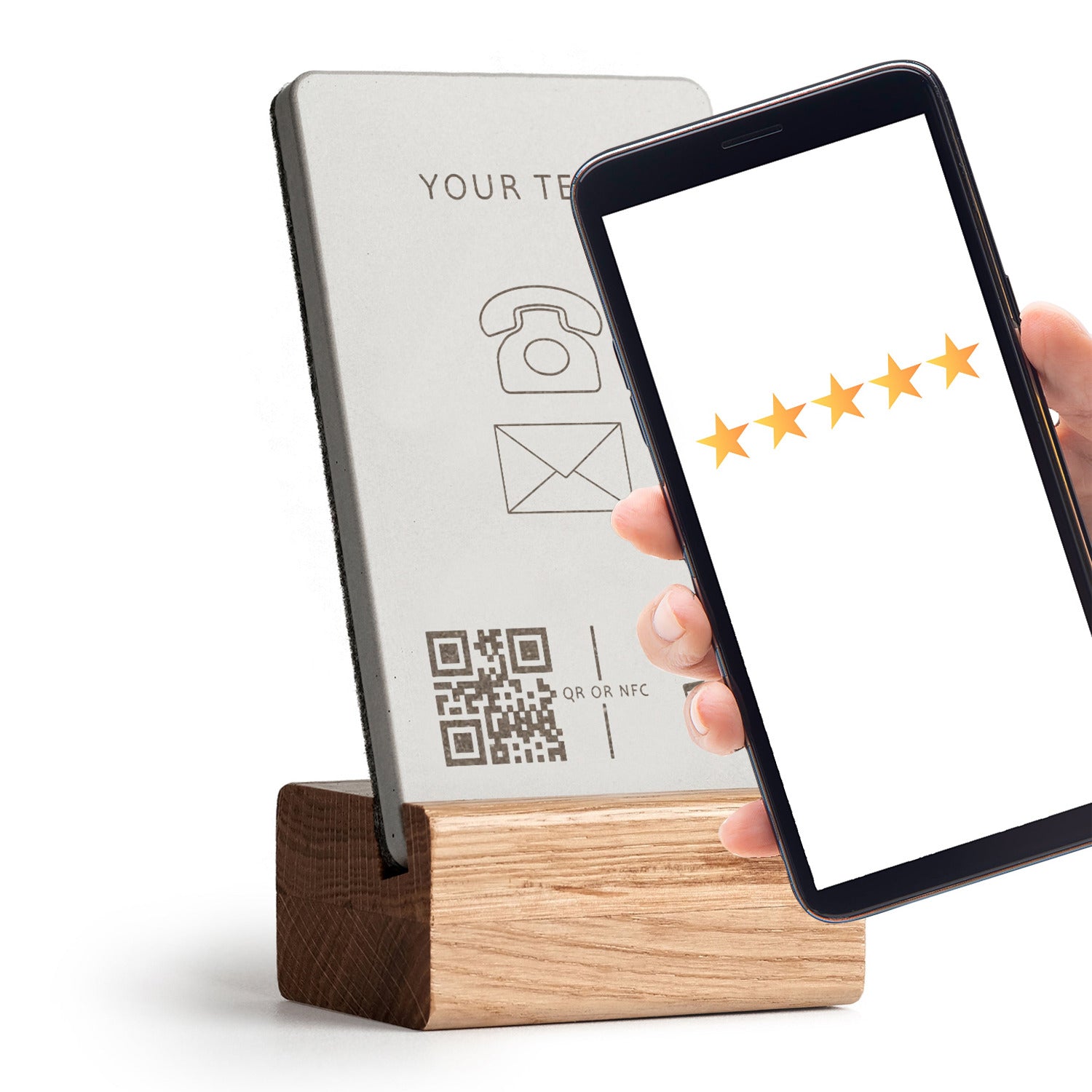 Ihr Smartphone an den brique NFC Aufsteller halten und unmittelbar öffnet sich Ihre digitale Visitenkarte. Mit Holzfuß aus heller Eiche.