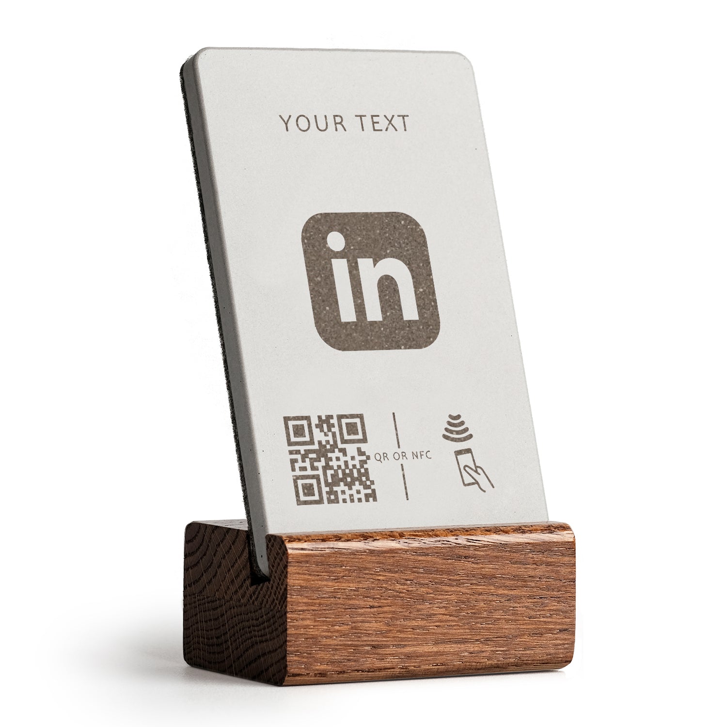 brique NFC Aufsteller mit QR Code Linkedin mit Holzfuß aus dunkler Eiche.