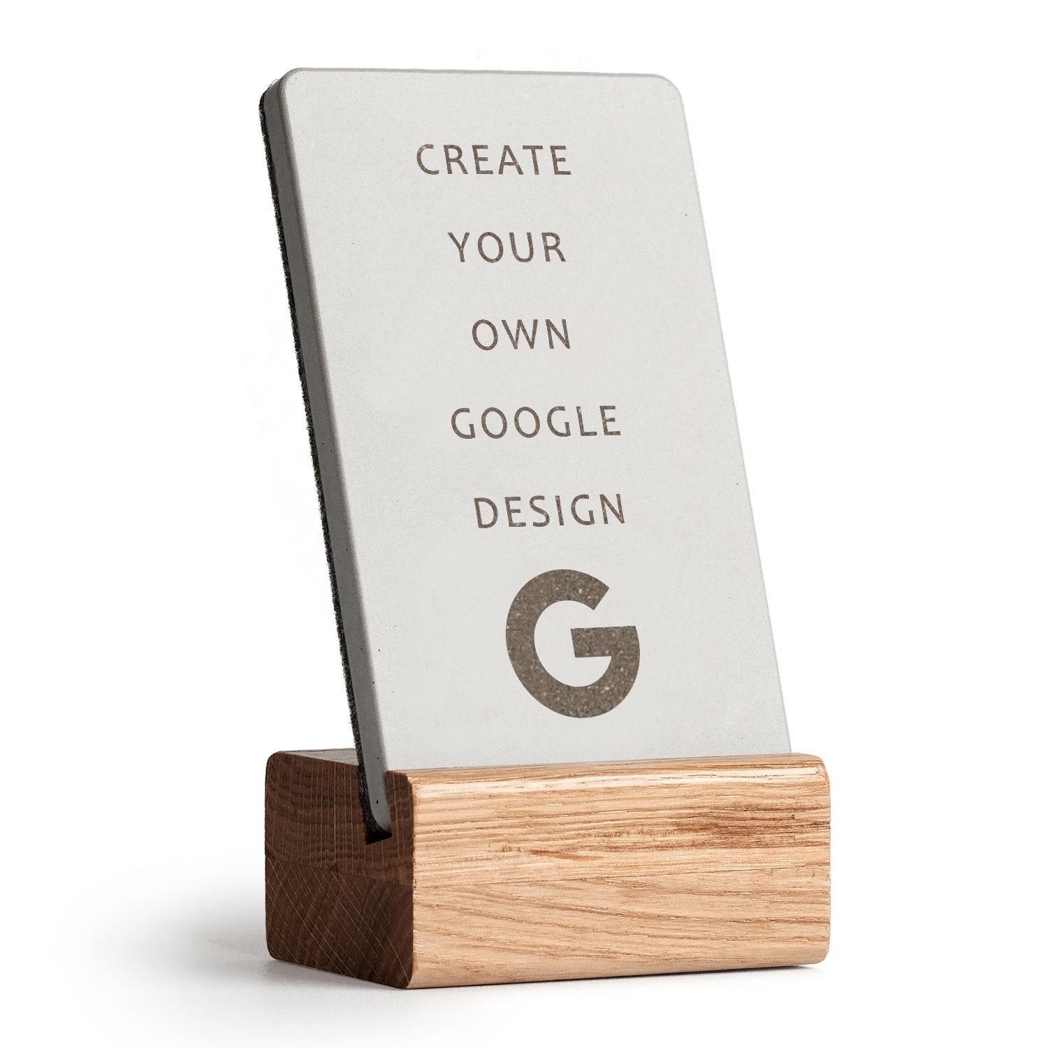 brique NFC Aufsteller mit QR Code Google Own Design mit Holzfuß aus heller Eiche. 100 % individualisierbar.