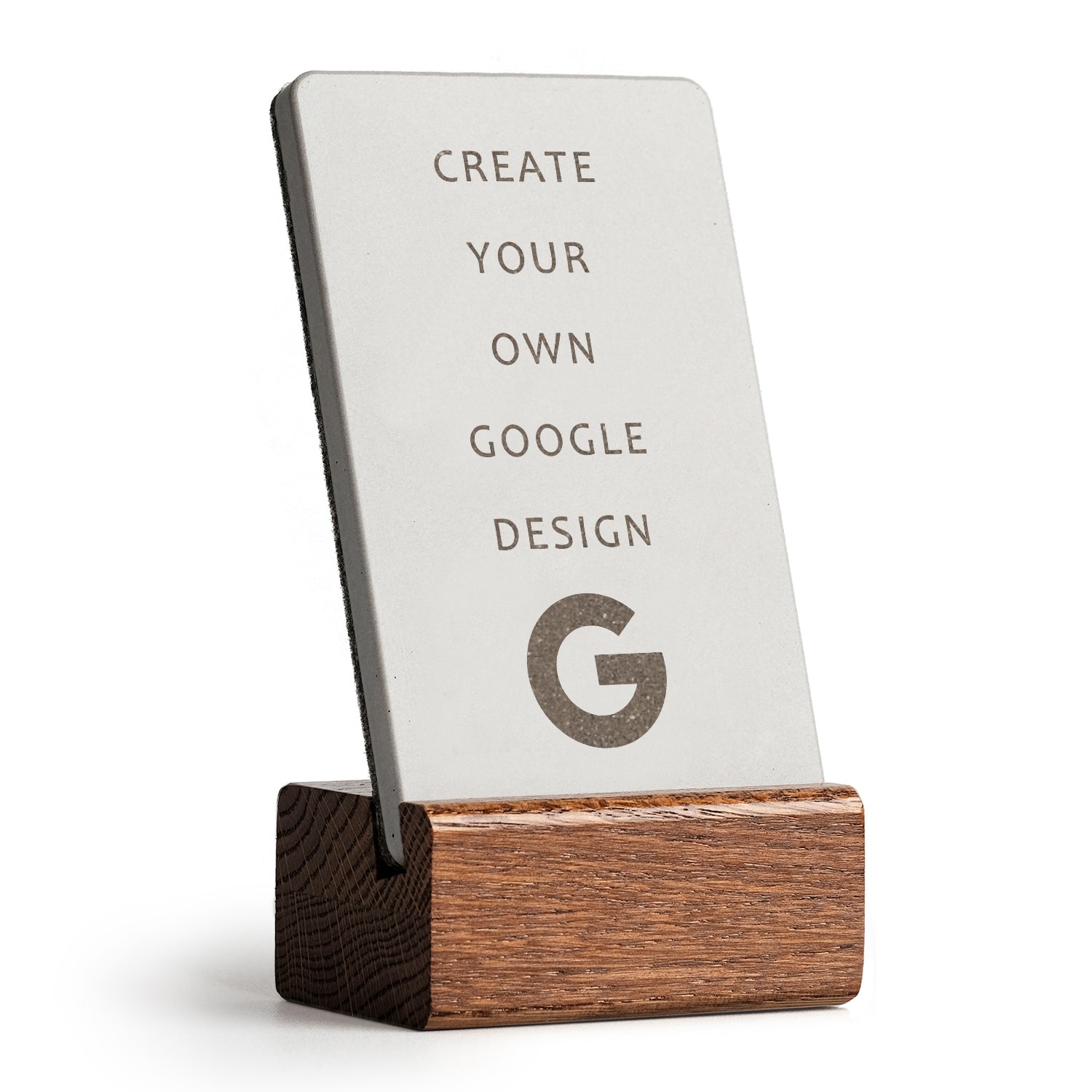 brique NFC Aufsteller mit QR Code Google Own Design mit Holzfuß aus dunkler Eiche. 100 % individualisierbar.