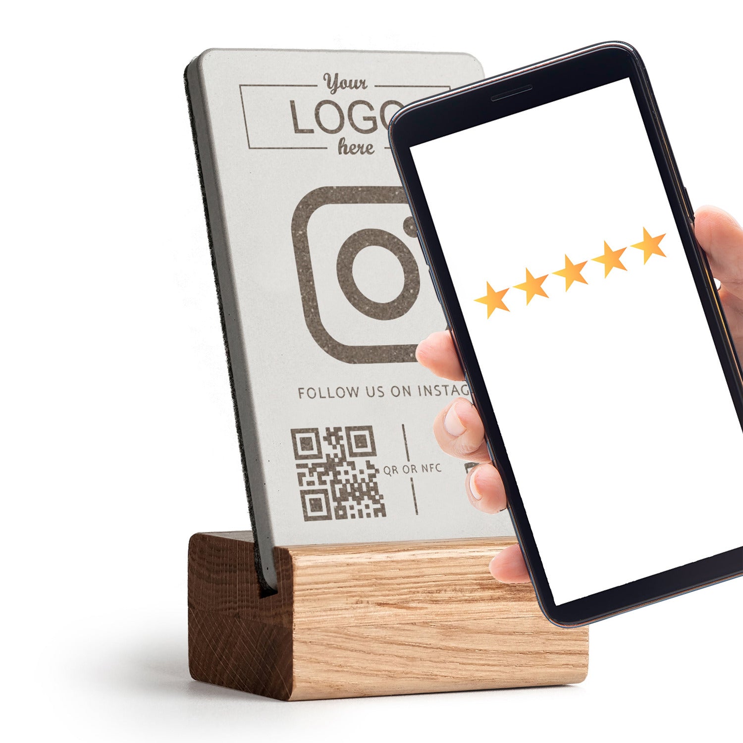 Ihr Smartphone an den brique Instagram NFC Aufsteller halten und es öffnet sich Ihre Instagram Seite. Sie können Ihr Logo auf dem stylischen Aufsteller platzieren.