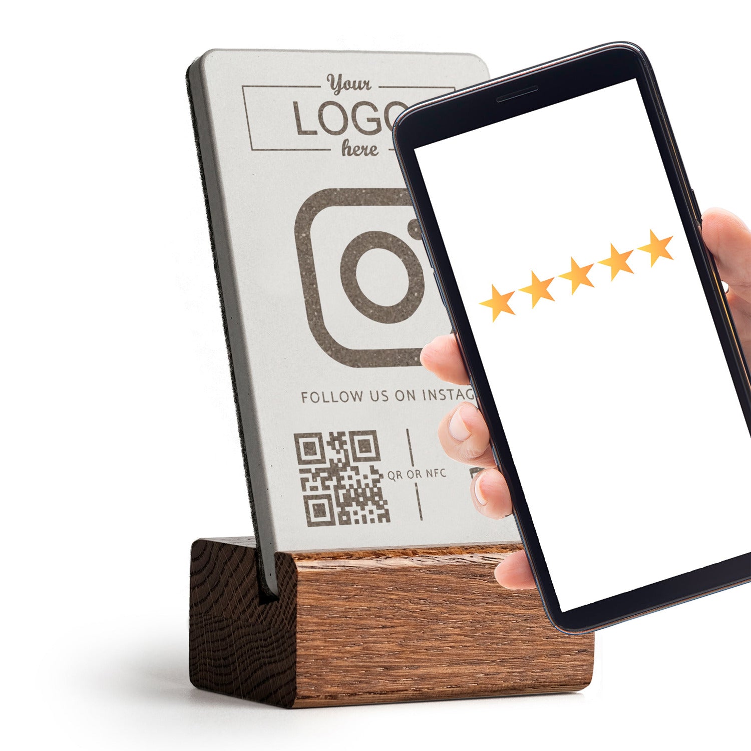 Smartphone an den brique Instagram NFC Aufsteller halten und es öffnet sich Ihre Instagram Seite. Sie können Ihr Logo auf dem Aufsteller platzieren.