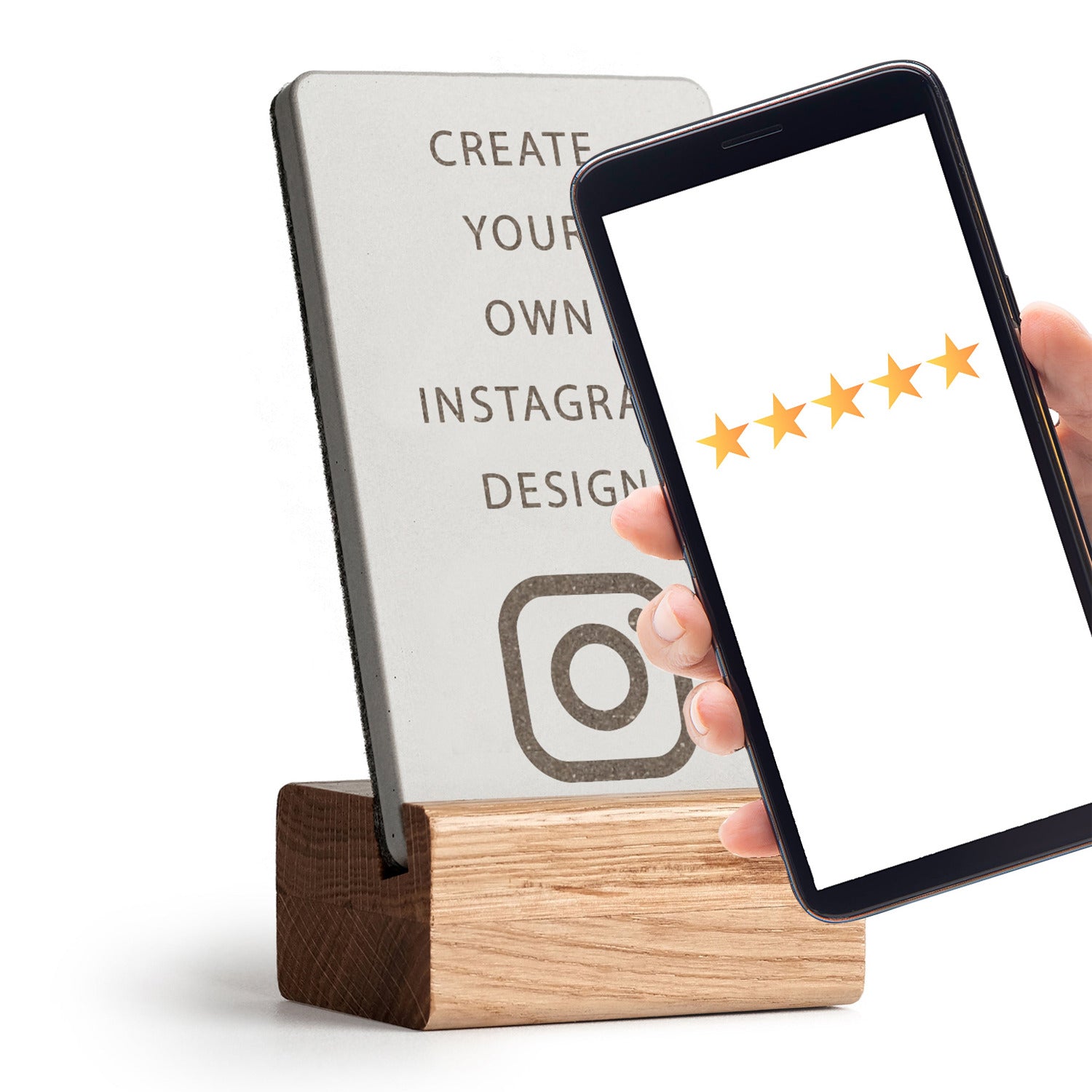 Smartphone an den individualisierbaren Instagram NFC Aufsteller von brique halten und es öffnet sich Ihre Instagram Seite.