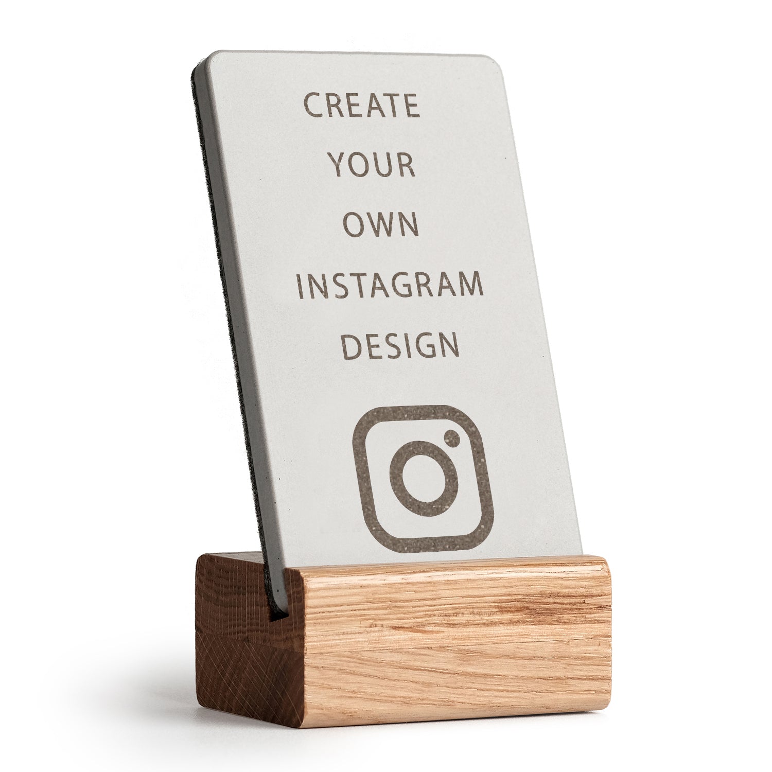 Instagram NFC Aufsteller von brique, mit eigenem Design personalisierbar. Mit Holzfuß aus solider Eiche.
