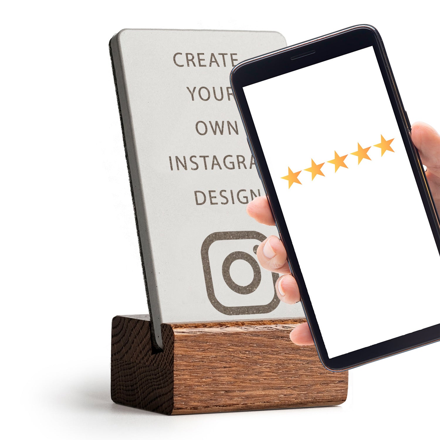 Smartphone an den individualisierbaren Instagram NFC Aufsteller von brique halten und es öffnet sich Ihre Instagram Seite. Mit dunklem Eichensockel.