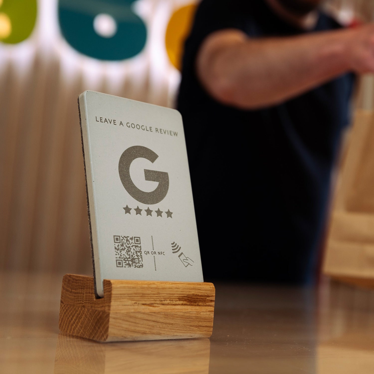 Unser Toptseller von brique: Der Google Aufsteller mit NFC und QR Code leitet direkt zu der Google Bewertungsseite. Perfekt auf der Theke, Bar, Tresen.