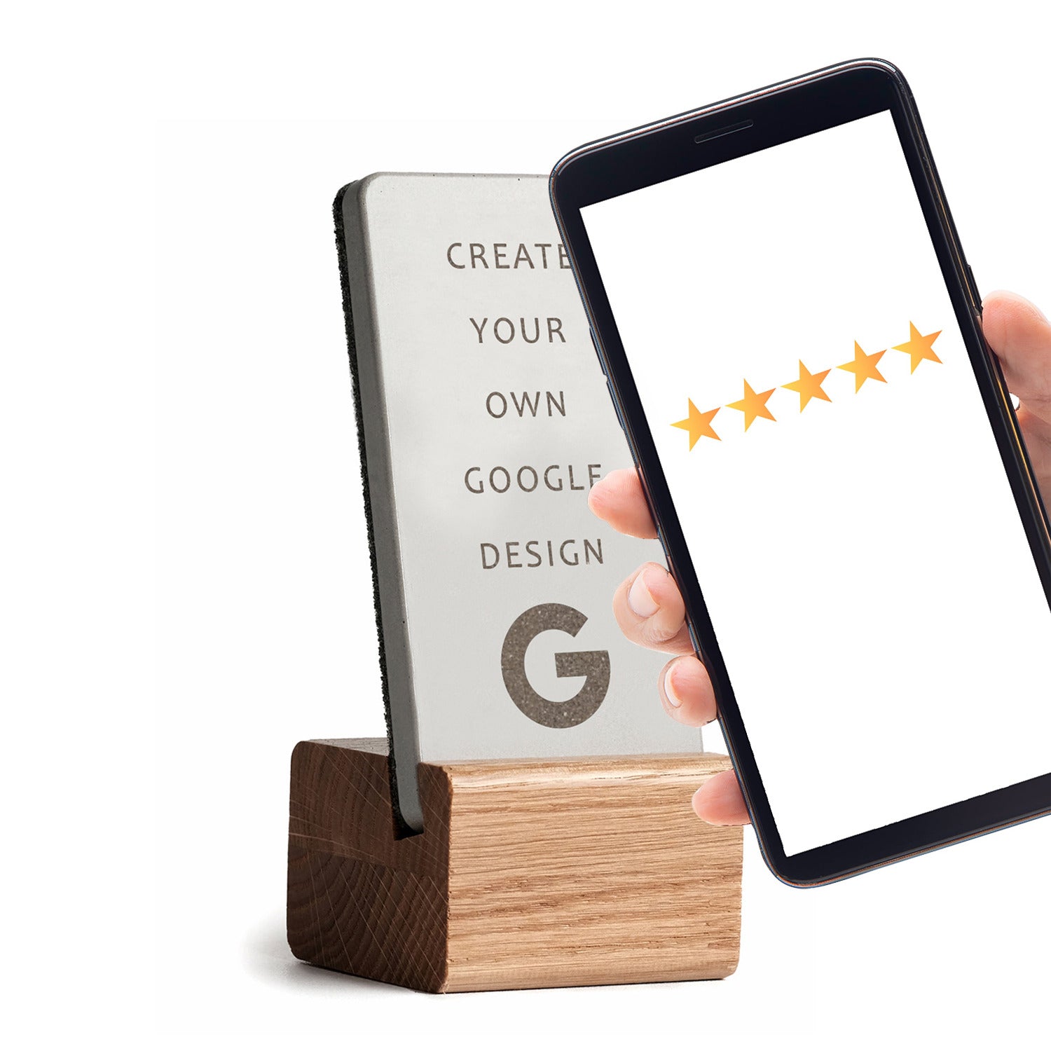 Der individualisierbare Google NFC Bewertung Aufsteller mit hellem Eichensockel leitet direkt zu Ihrer Google Review Page.