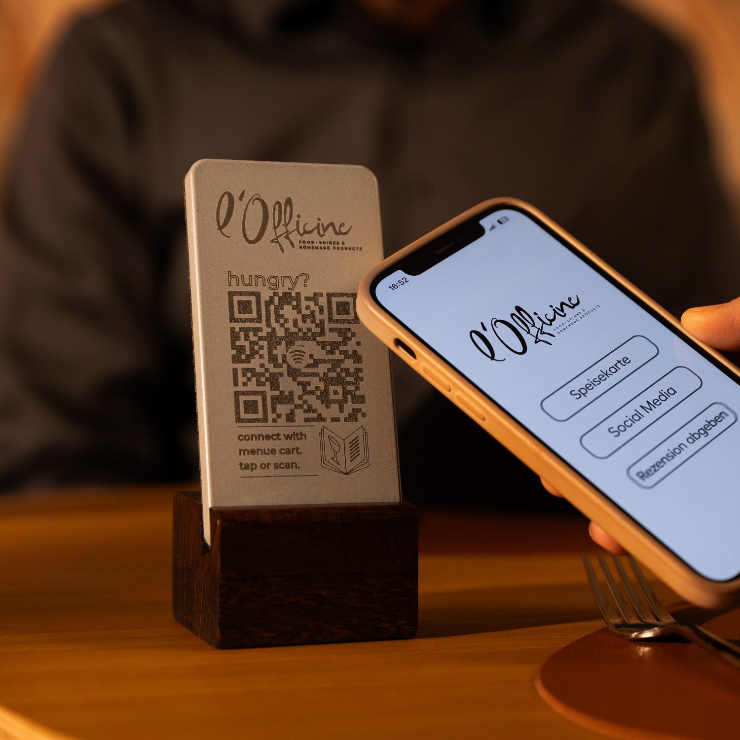 Halten Sie Ihre Smartphone an den NFC Aufsteller von brique. Es öffnet sich ein Link zu der gewünschten Seite, z.B. zu der digitalen Speisekarte Ihres Restaurants.