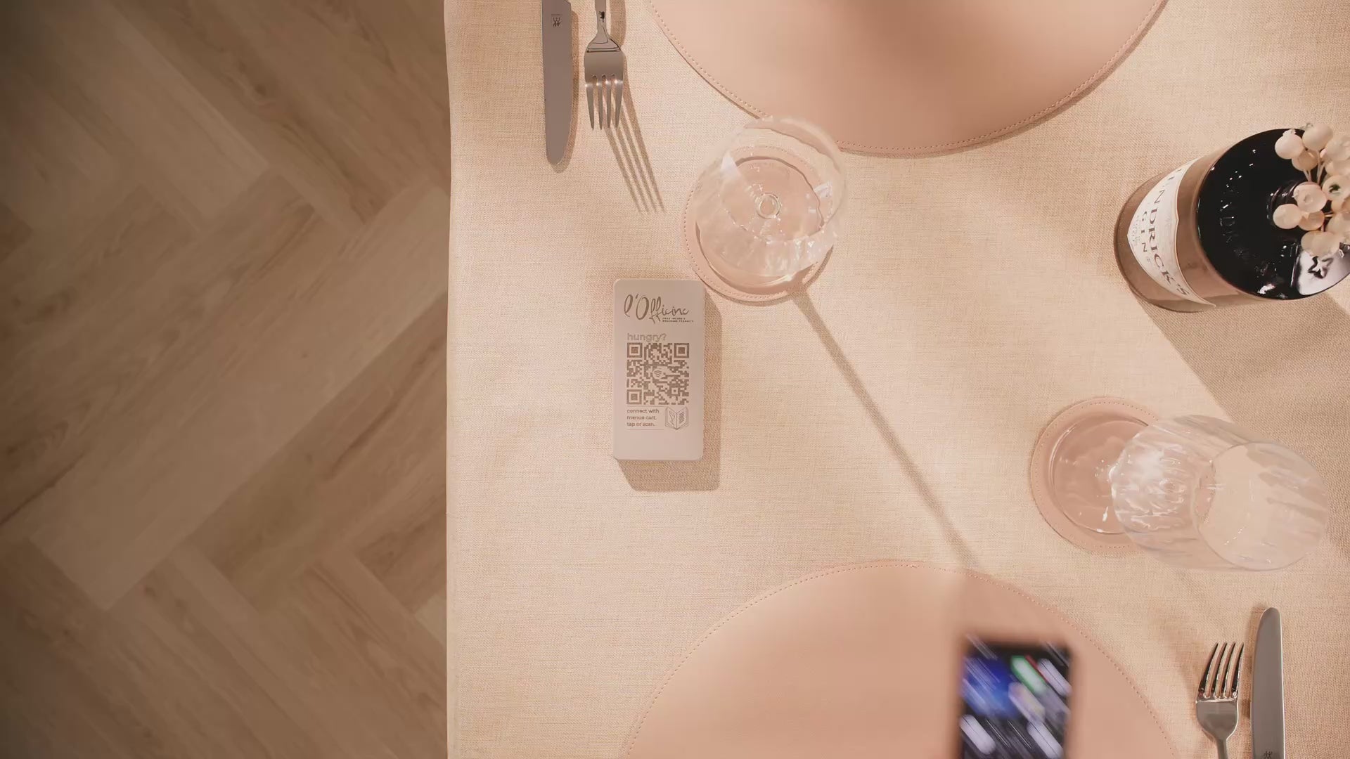 Halten Sie Ihre Smartphone an den NFC Aufsteller von brique. Es öffnet sich ein Link zu der gewünschten Seite.