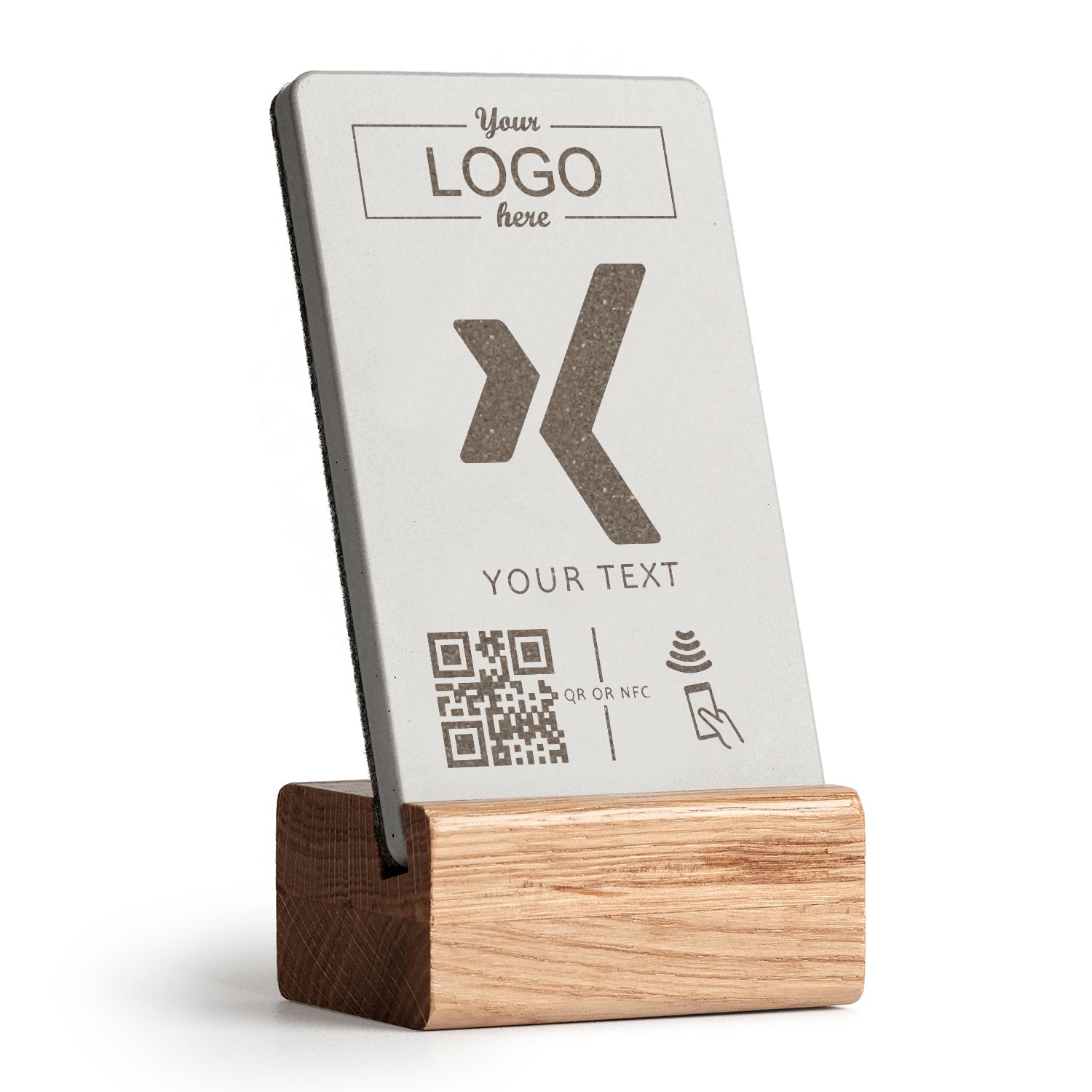 brique NFC Aufsteller mit QR Code Xing mit Holzfuß aus heller Eiche. Personalisierbar mit Ihrem Logo. 