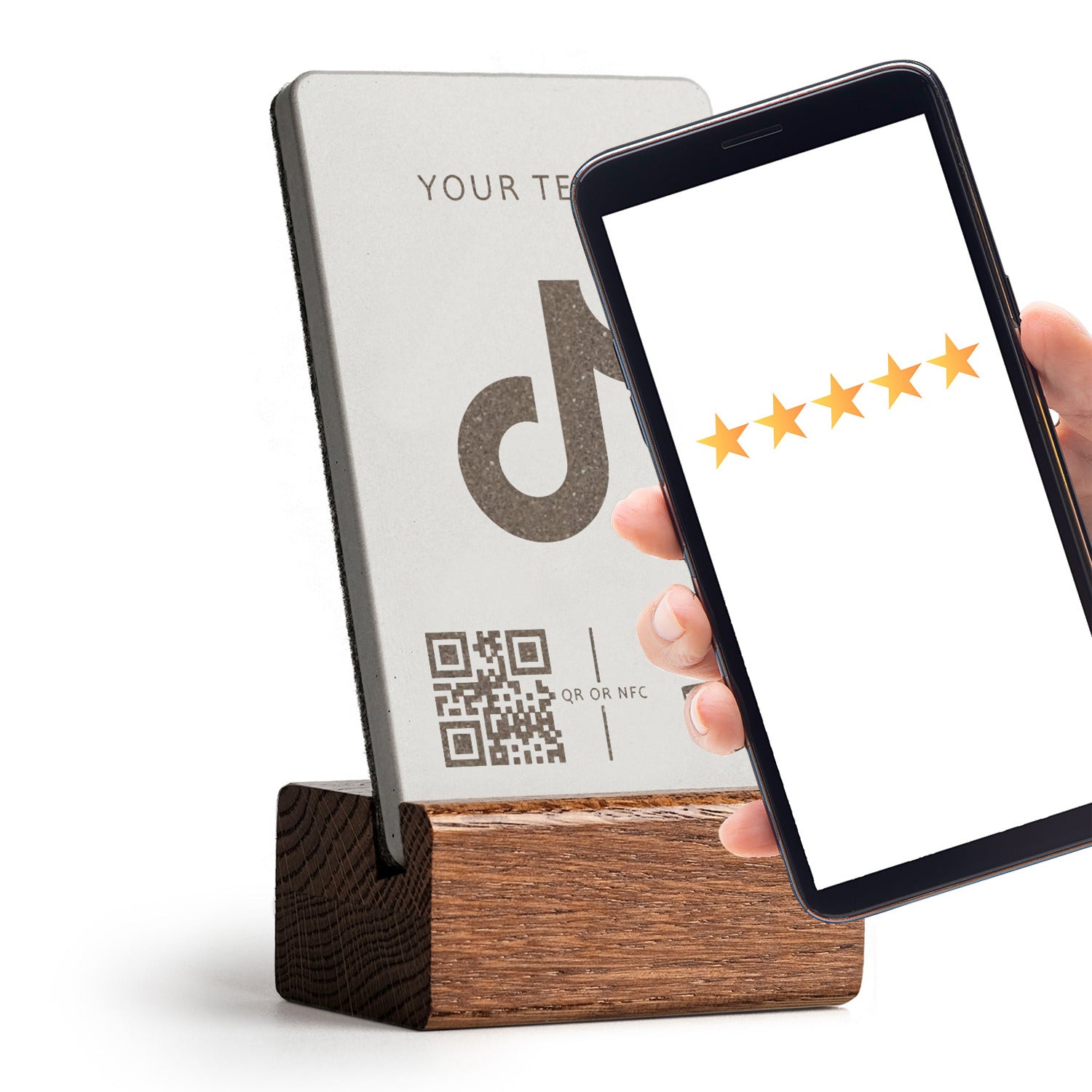 Ihr Smartphone an den brique NFC Aufsteller halten und unmittelbar öffnet sich Ihr tiktok Profil. Mit Holzfuß aus dunkler Eiche.