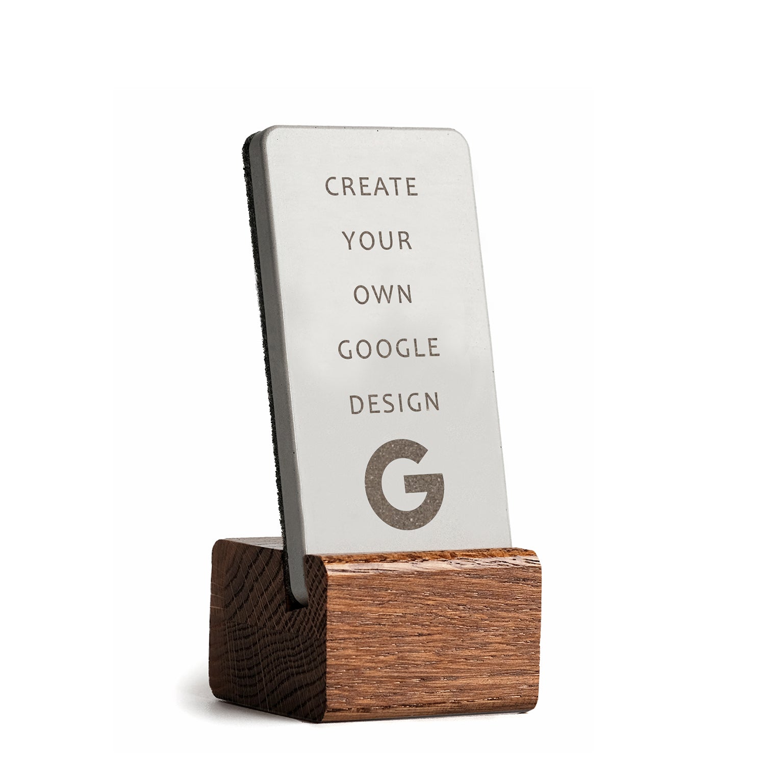 Der Google NFC Bewertung Aufsteller mit dunklem Eichensockel kann mit Ihrem eigenen Design graviert werden. 