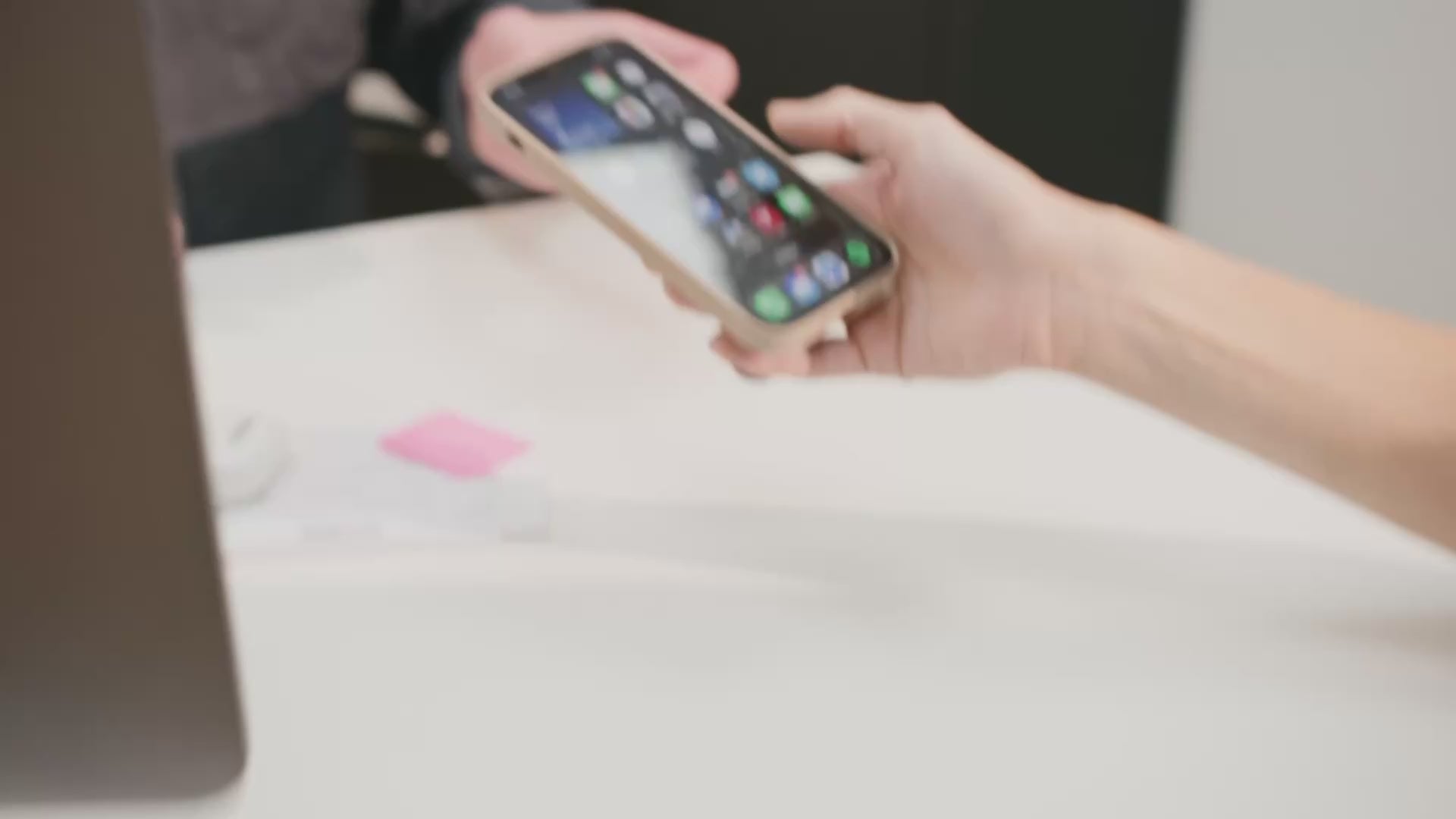 Halten Sie Ihre Smartphone an den NFC Aufsteller von brique. Es öffnet sich ein Link zu der gewünschten Seite, z.B. zu Ihrer digitalen Visitenkarte. 